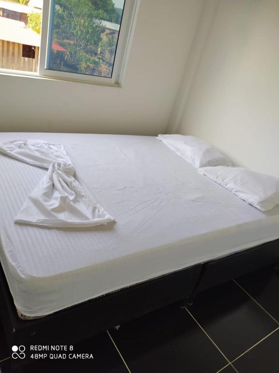 巴亚索拉诺Apartamentos Olaya!的一张白色的床,上面有一条毛巾
