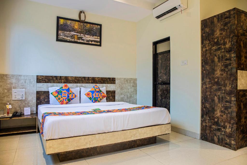 孟买FabHotel Consulate CST的一间卧室,卧室内配有一张大床