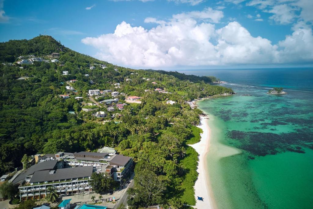 马埃岛laïla, Seychelles, a Marriott Tribute Portfolio Resort的享有海滩和海洋的空中景致