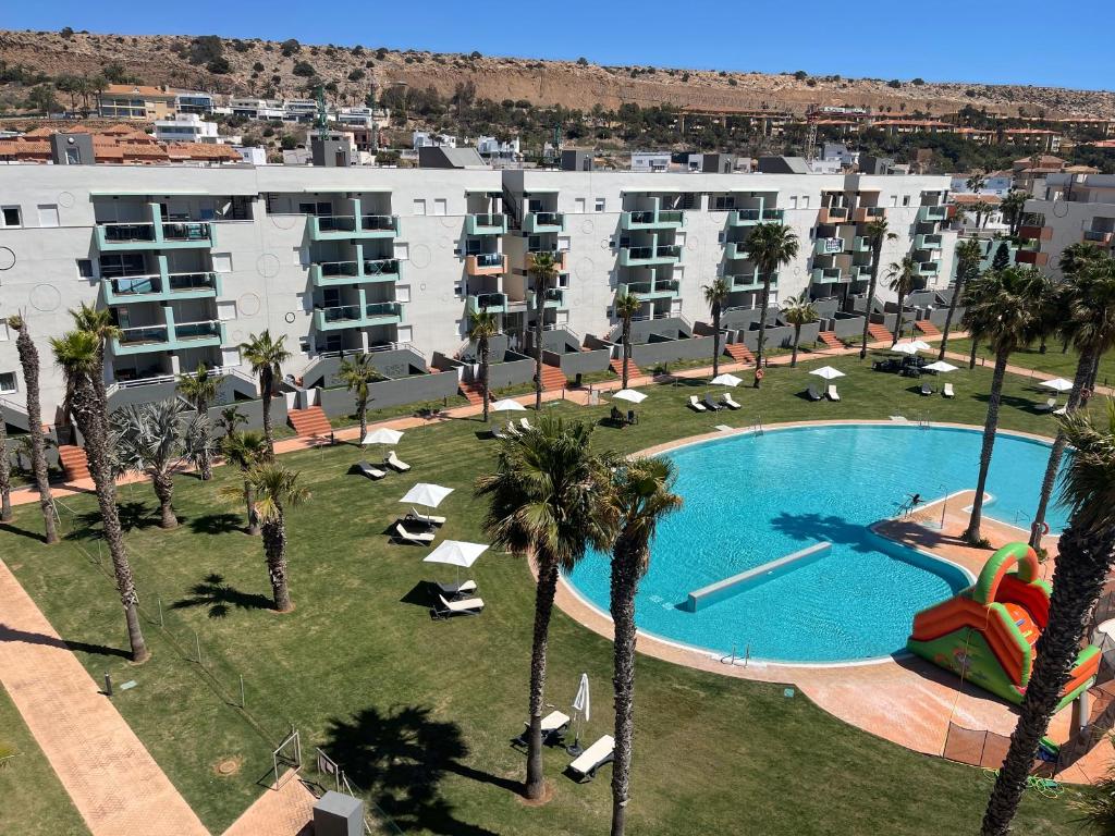 阿尔梅利马Apartamentos Moon Dreams Almerimar的享有酒店空中景色,设有游泳池和棕榈树