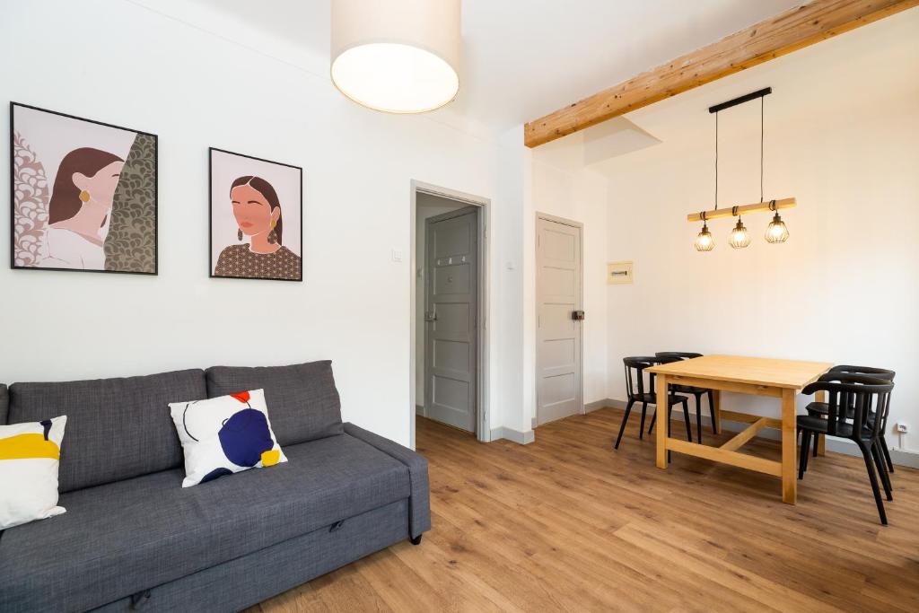 卡尔达斯达·赖尼亚Minimalist Apartment In Caldas的客厅配有沙发和桌子