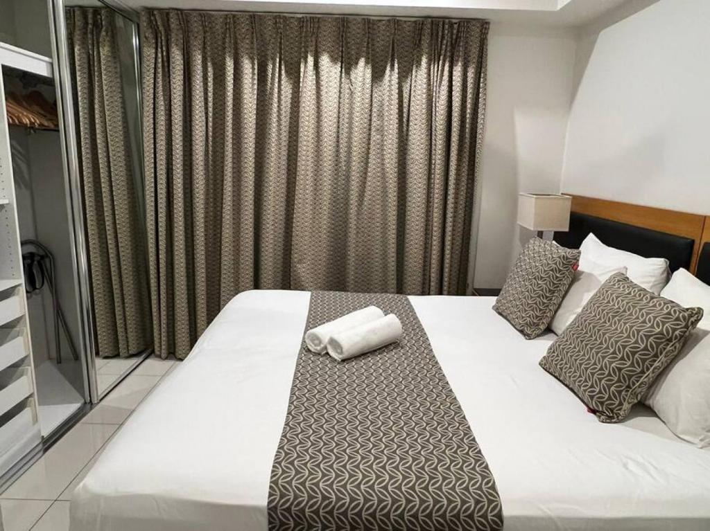 达尔文Sky high with harbour views的一间酒店客房,配有一张带毛巾的床