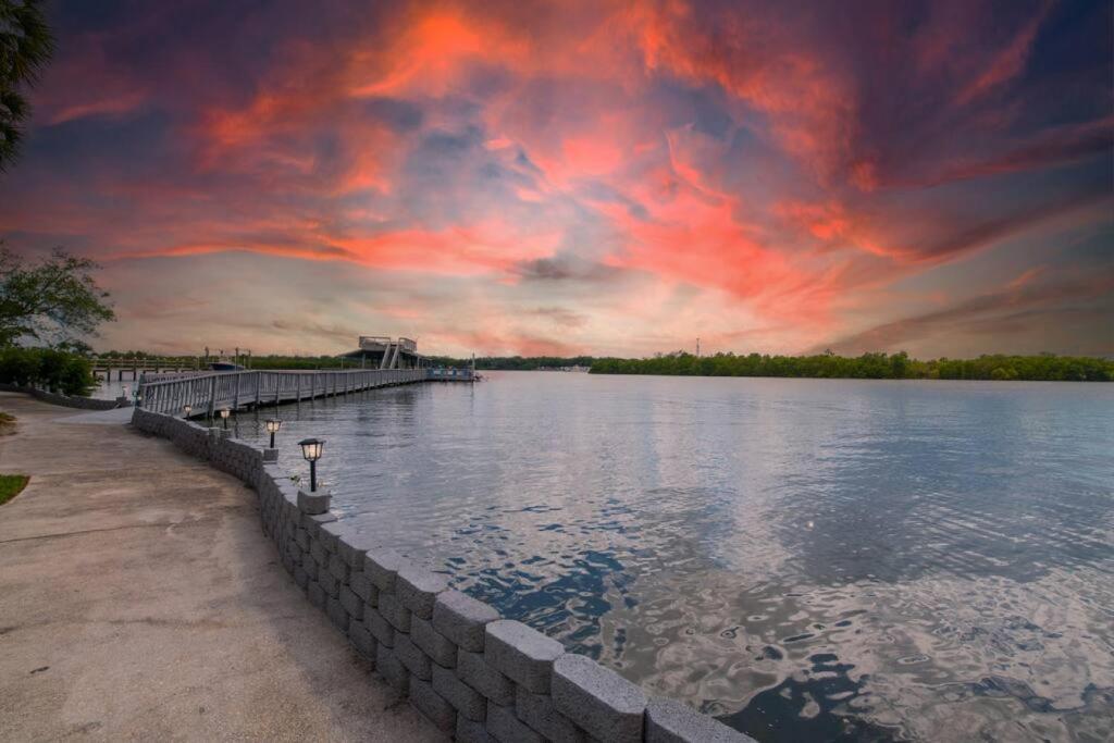 里弗维尤Stunning Tampa Bay Waterfront House with Pool & Boat的一片多云的天空,