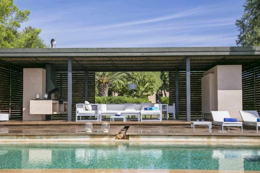 波托尔Premier Villa Rental in Mallorca Es Barranc Vell的游泳池,带凉亭和游泳池