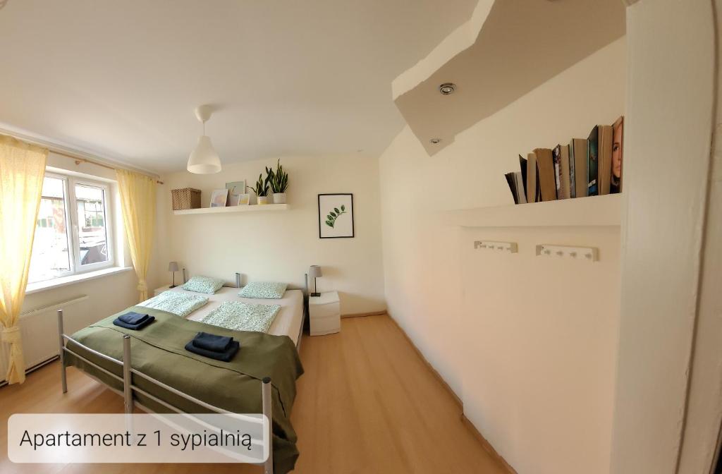 瓦古夫LuLu Apartamento Centro的小房间设有两张床和窗户