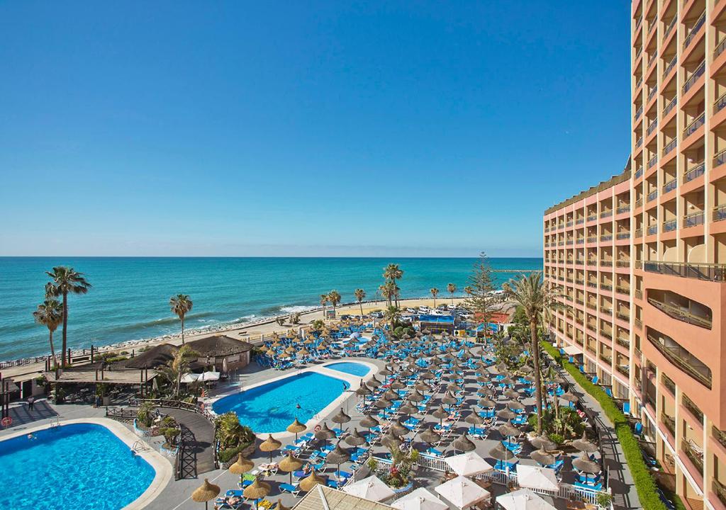 贝纳尔马德纳日落海滩俱乐部公寓酒店的享有度假胜地的空中景致,设有游泳池和海滩