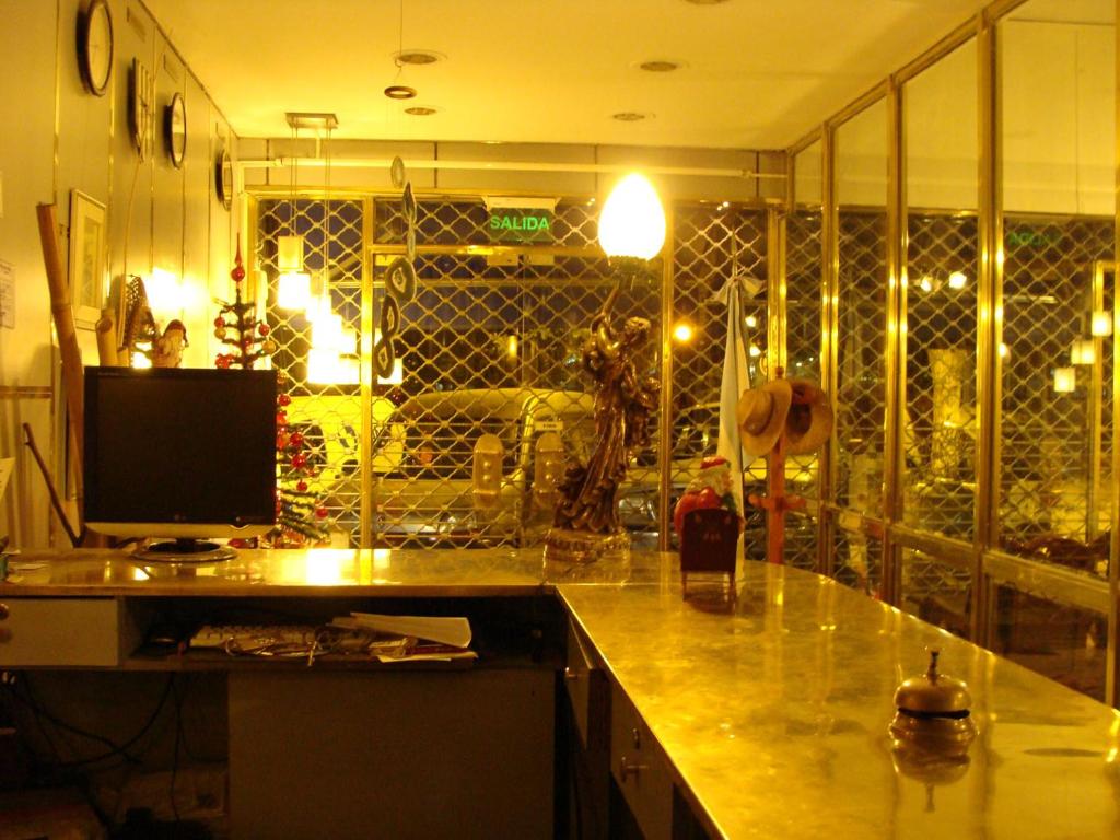 蒙特格兰德Hotel Aeropuerto Monte Grande的厨房配有书桌和电脑