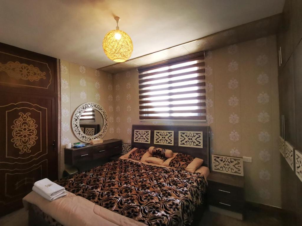 Top OverView Resort的一间卧室设有一张床和一个窗口