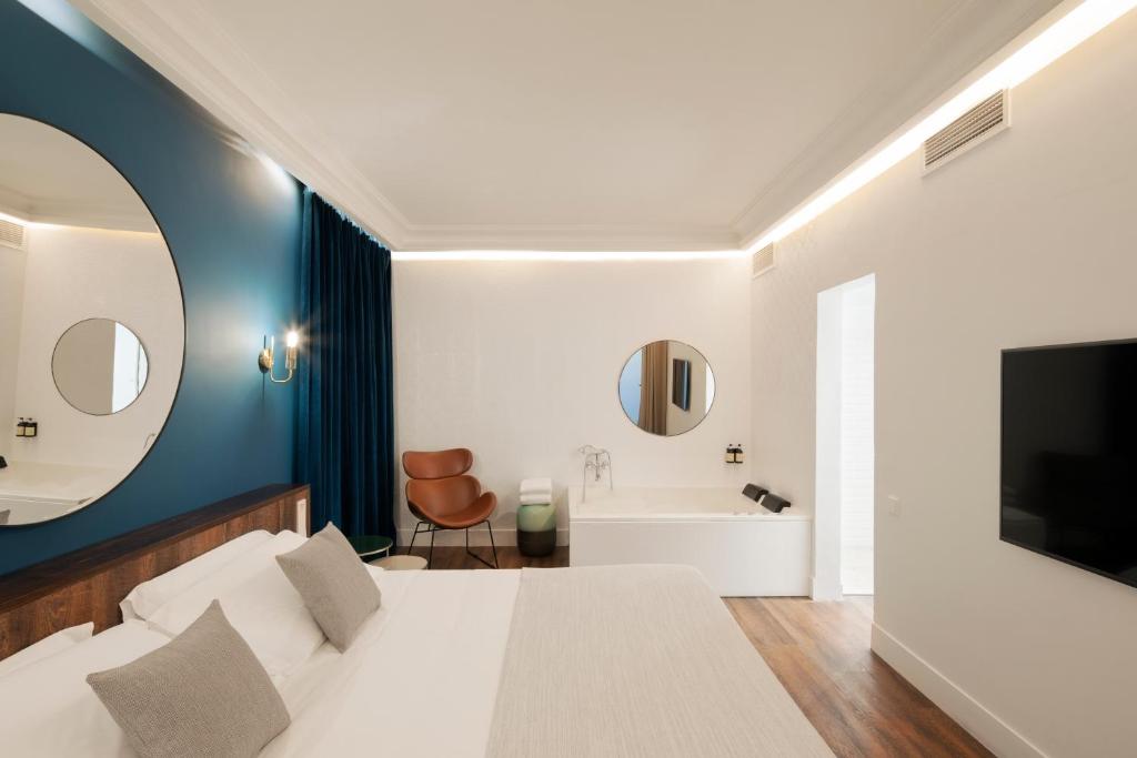 巴塞罗那H Regas Adults Only的一间带白色床的卧室和一间浴室