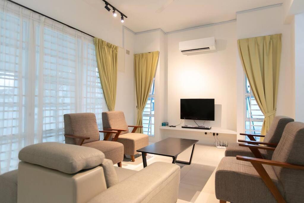 浮罗山背Penang Balik Pulau Swimming Pool BBQ Homestay的客厅配有沙发、椅子和电视