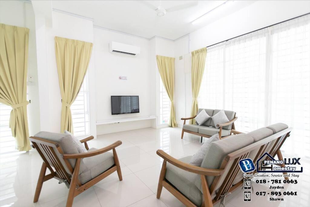 浮罗山背Balik Pulau 6BR Comfort Home Villa的客厅配有沙发、椅子和电视