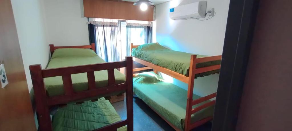 圣胡安Destino San Juan Hostel的一间卧室配有两张双层床。