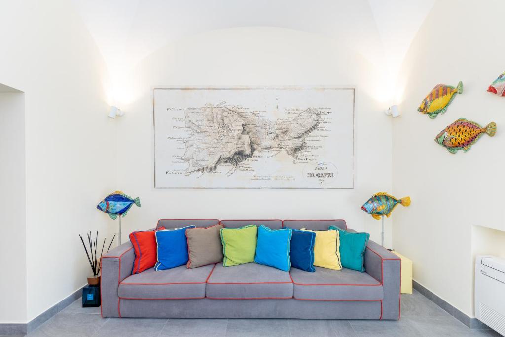 卡普里Casa Dani Capri的一张沙发,上面有五颜六色的枕头