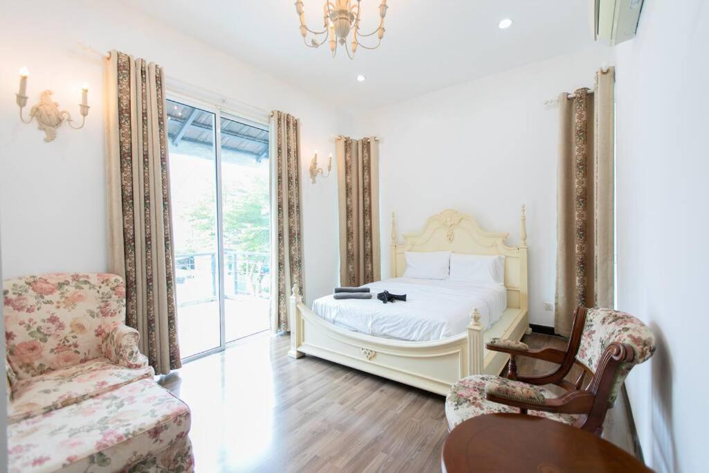 卧佛Teluk Bahang European Style SemiD 4 Bedrooms 10ppl的卧室配有床、椅子和窗户。