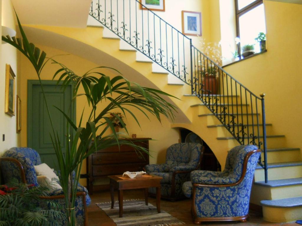 迪亚诺达尔巴卡拉比纳乡村民宿的一间带两把椅子和楼梯的客厅