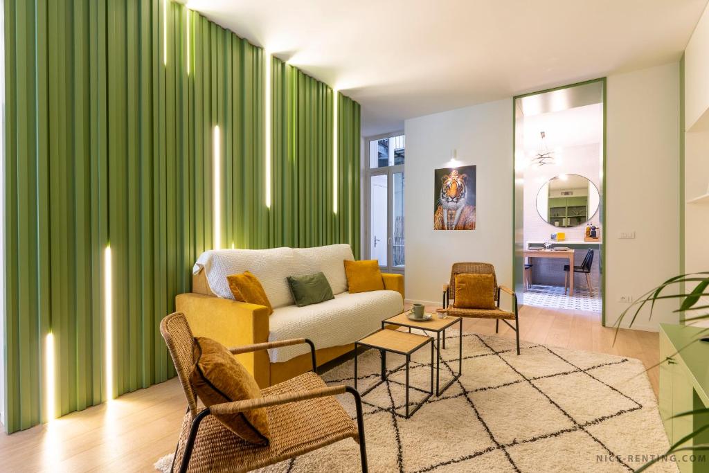 尼斯Nice Renting - BAVASTRO - Luxurious Loft - 2 BedRoom - AC - Balcony - Trendy Neighborhood的客厅设有绿色条纹墙
