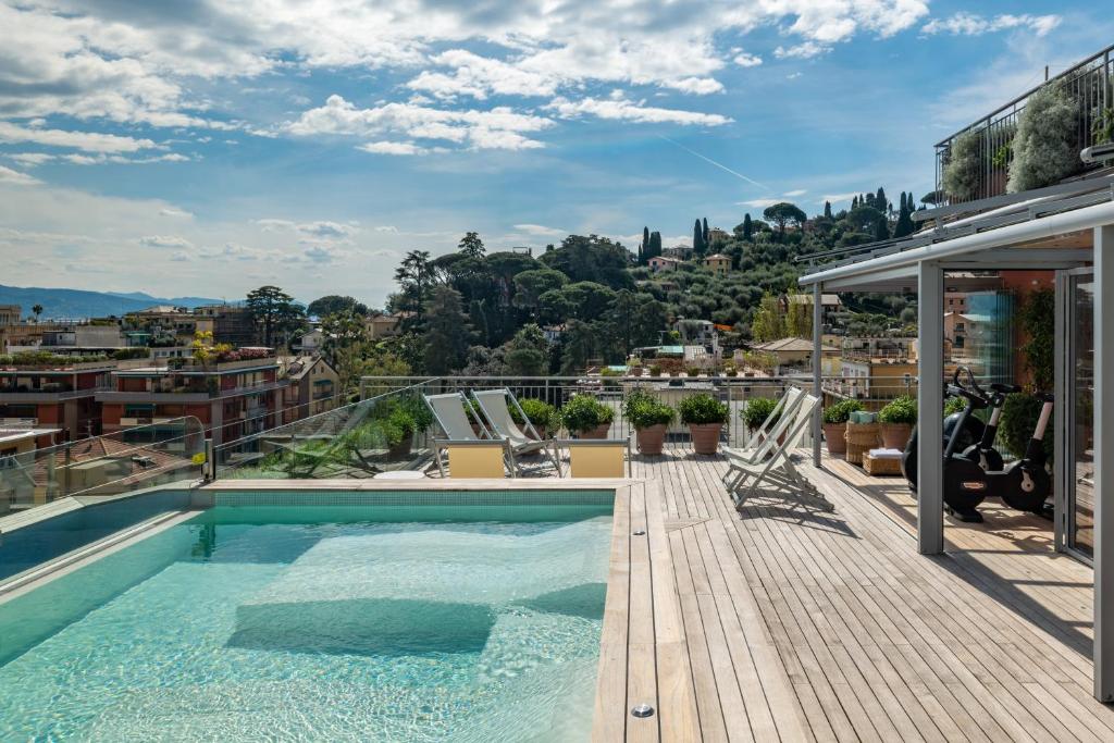 圣玛格丽塔-利古雷密涅瓦酒店的建筑物屋顶上的游泳池