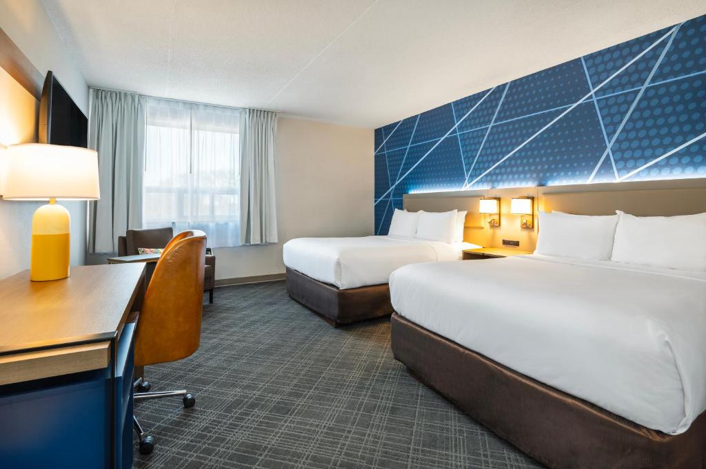 巴里巴里舒适汽车旅馆的酒店客房配有两张床和一张书桌