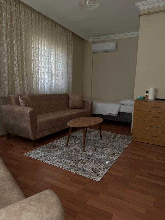 特拉布宗BEŞ YILDIZ APART的客厅配有沙发和桌子