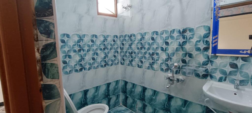 海得拉巴Sharif's Penthouse的一间带卫生间和水槽的浴室
