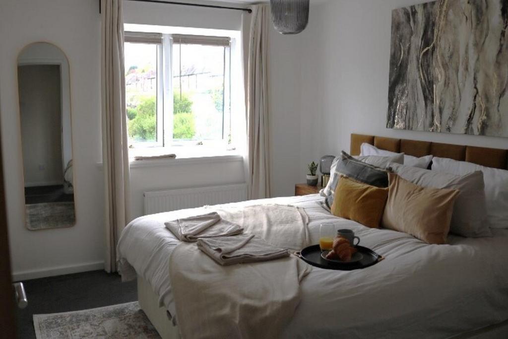 诺丁汉Charming 2 Bed House - Family Friendly的一间卧室配有一张床,上面放着一个食物托盘