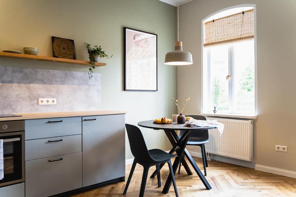 马尔肖HORAMI Villa - NAMDO Apartment mit Terrasse的厨房配有桌椅和窗户。