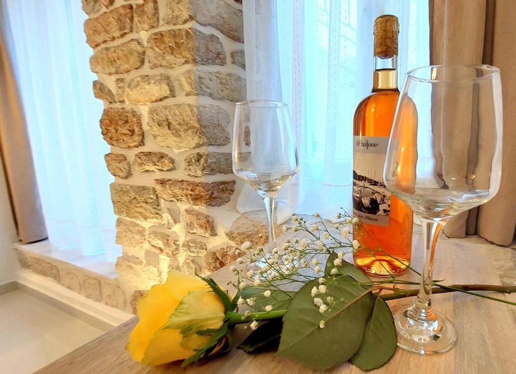 瓦西Mouses Erato的桌子上放有一瓶葡萄酒和两杯酒