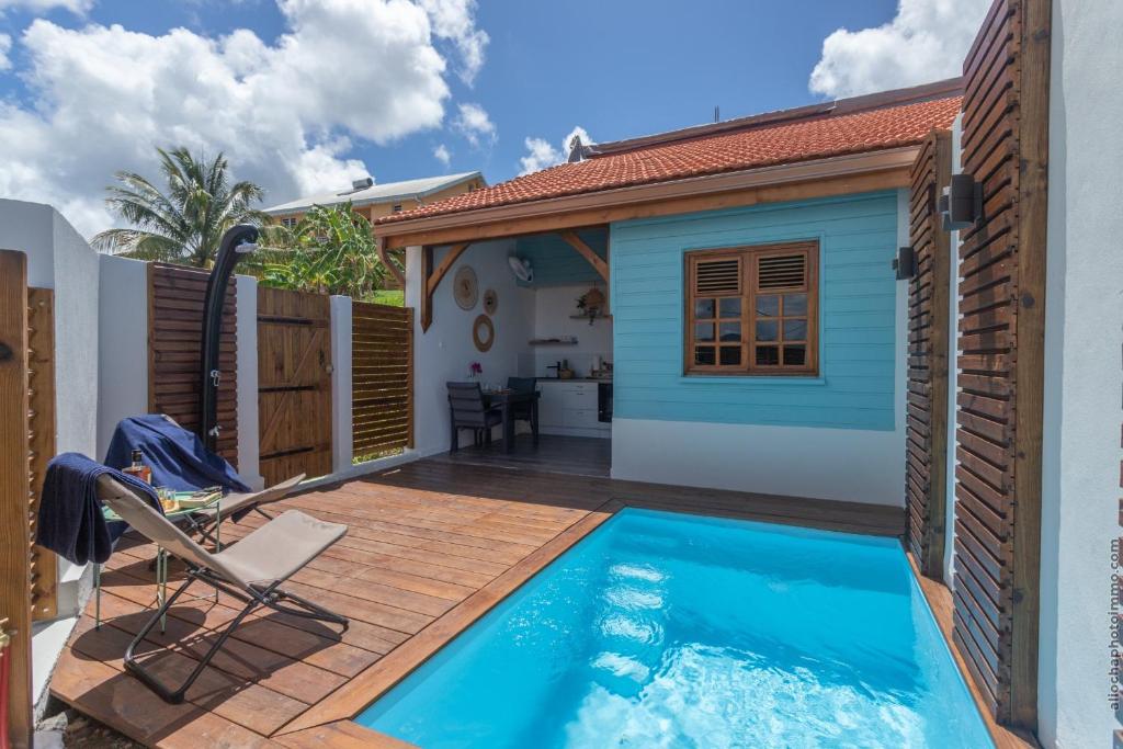 圣吕斯Bungalow Ti Banane的一个带游泳池和房子的后院