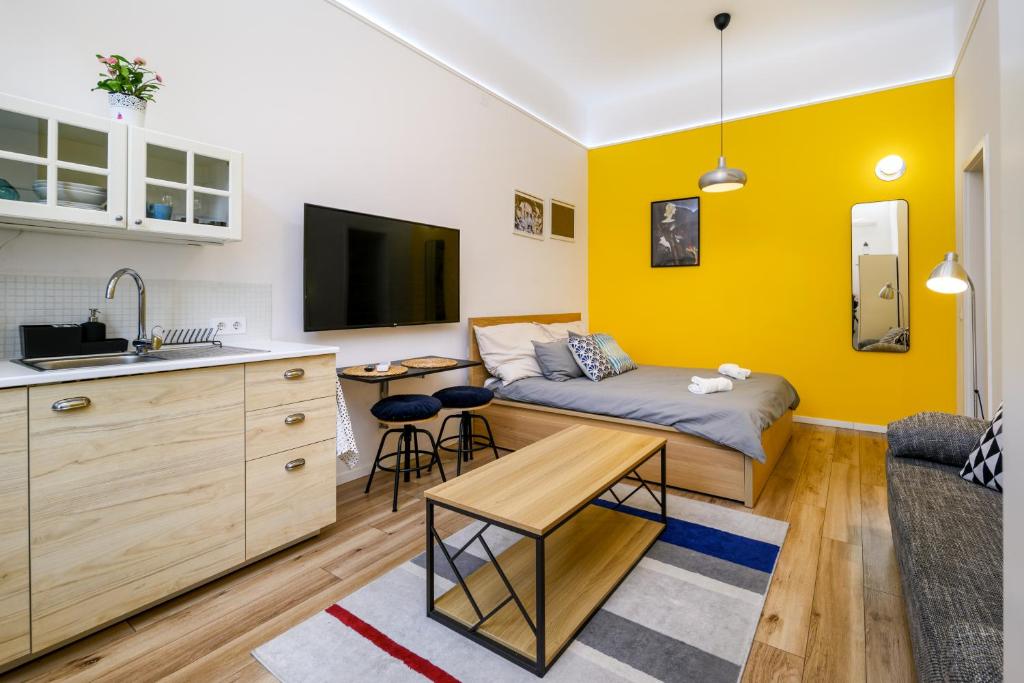 Stylish yellow suite in the heart of Budapest的休息区