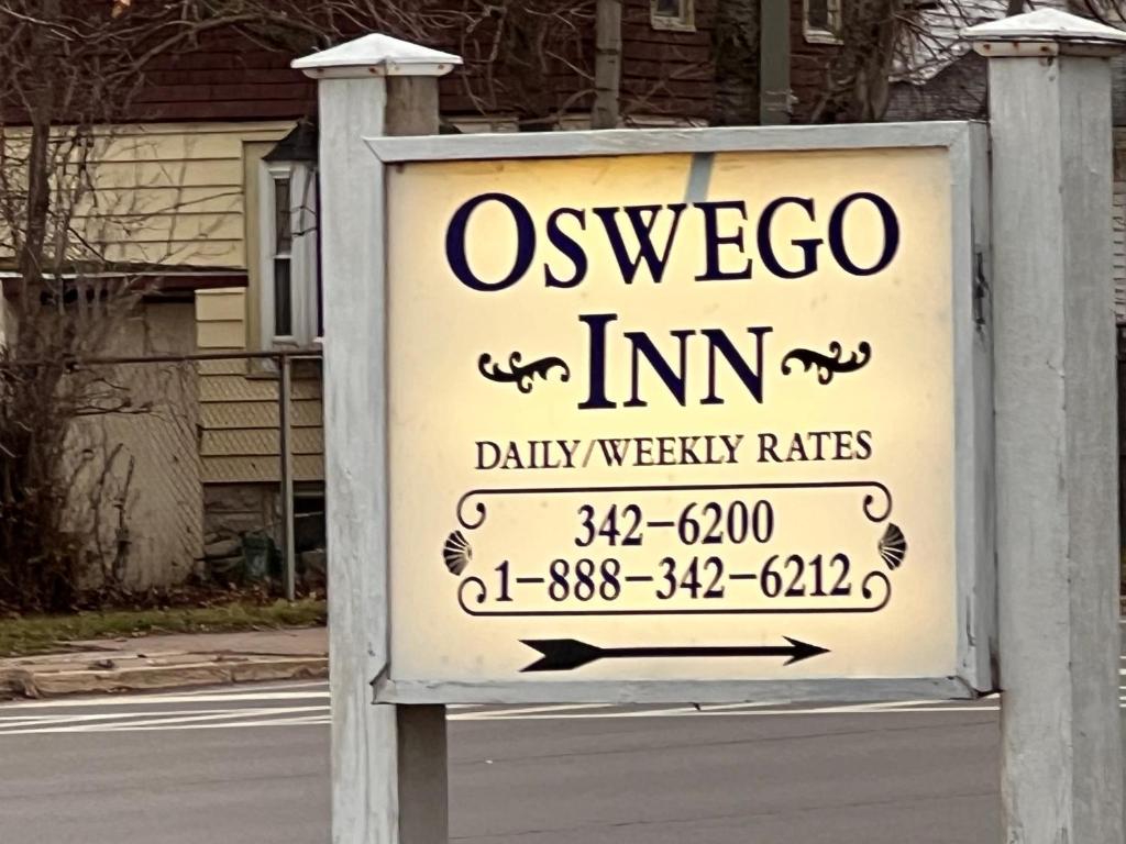 奥斯威戈Oswego Inn的街上一家奥斯沃科旅馆的一个标志