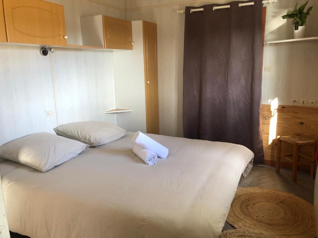 LongessaigneLa foret des hérissons的一间卧室配有一张床,床上有毛巾