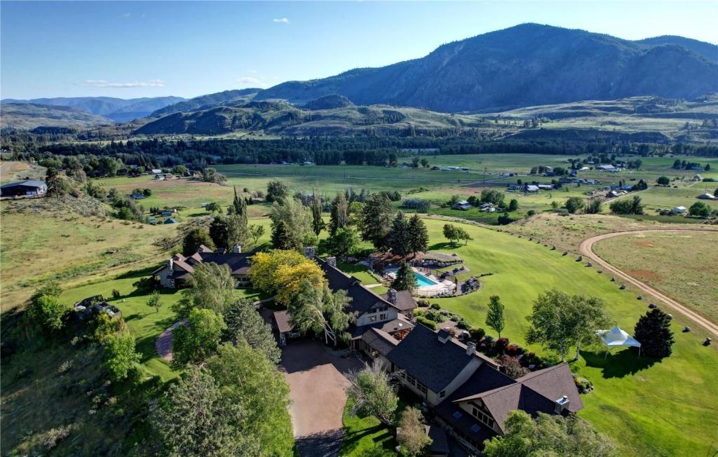 TwispCasia Lodge and Ranch的享有以山为背景的农场的空中景致