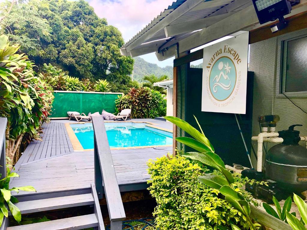 阿瓦鲁阿Avarua Escape, Rarotonga的房屋旁的木甲板上的游泳池