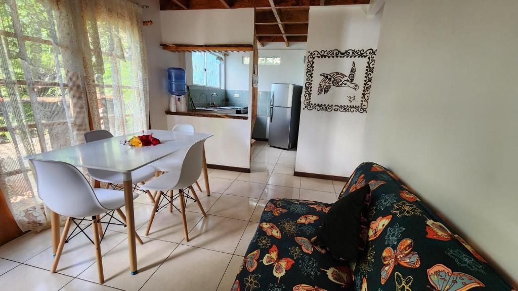 安加罗阿卡瓦尼亚斯马努托酒店的厨房以及带桌椅的用餐室。