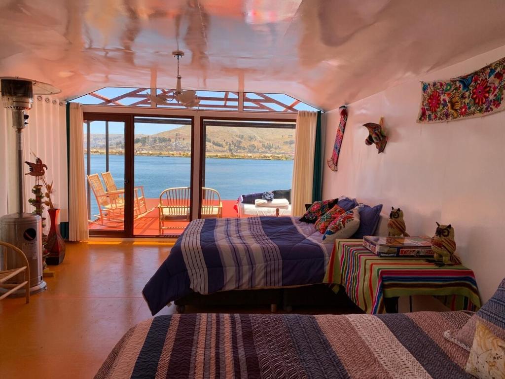 普诺Uros TITIKAKA the Best lodge的一间卧室设有两张床,享有水景