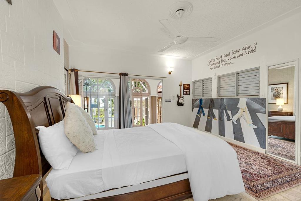 蒙特哥贝Hospitality Expert McCartney - Tour Pool Bar Beach的卧室设有一张白色大床和一扇窗户。