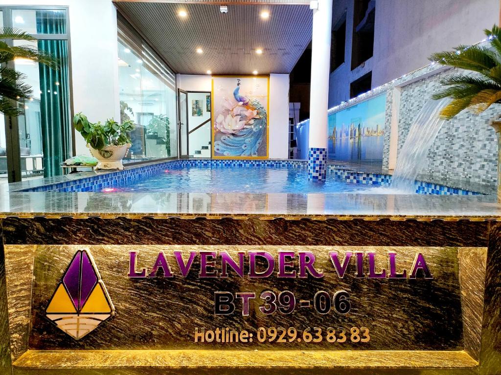 岑山Villa FLC Sam Son Lavender的豪华酒店大堂的标志