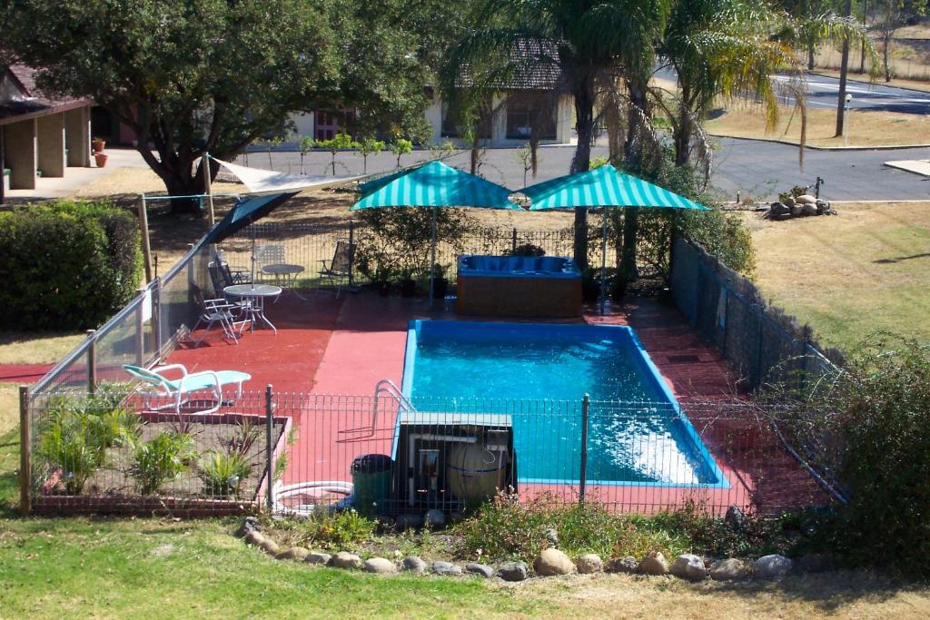 塔姆沃思克鲁尼欧汽车旅馆的院子旁的游泳池