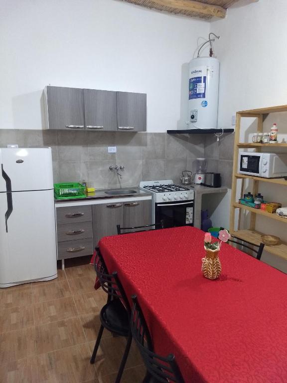 菲安巴拉Cabaña La Angostura的厨房配有一张带红色桌布的桌子
