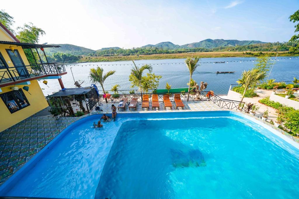 峰牙Phong Nha Escape Bungalow的享有水体景致的游泳池