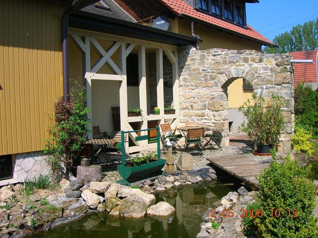 Görmar埃里卡乡村旅馆的房屋前有池塘的房子