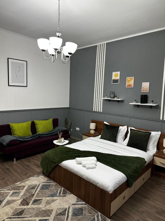 锡比乌Borkum的一间卧室配有一张大床和一张沙发