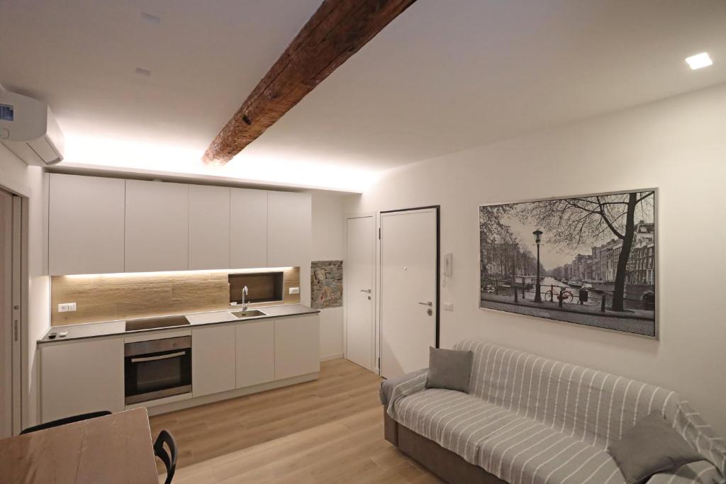 拉瓦尼亚La Terrazza del Borgo的带沙发的客厅和厨房