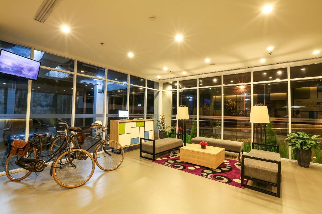 日惹Hotel Citradream Tugu Yogyakarta的一间房间,两辆自行车停在大楼里