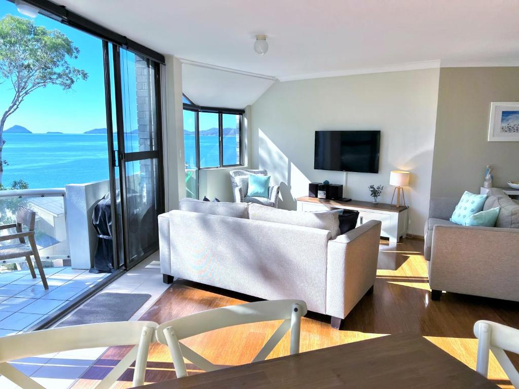 士兵点Tranquil Escape - Koala Hotspot - 2 Bed 2 Bath Apt Spectacular Sea Views的客厅配有白色家具,享有海景。