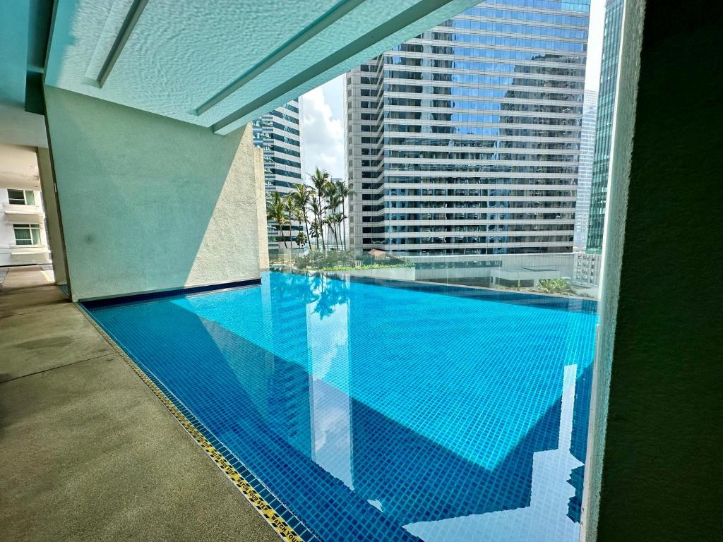 吉隆坡Binjai 8 KLCC by PSM Luxury Suites的享有大楼景致的游泳池