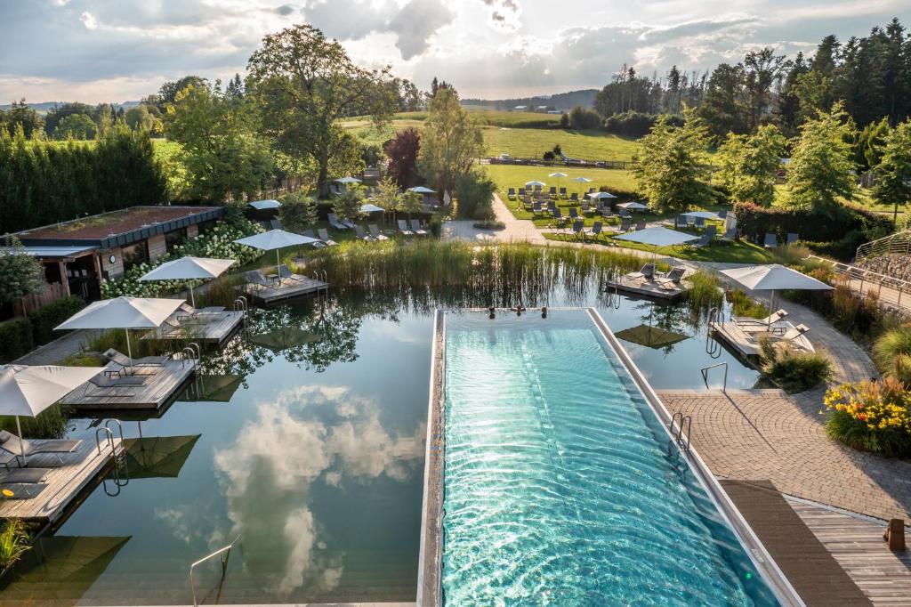 巴彻尔堡Das Stemp Wellnessresort 4 Sterne Superior的享有度假村游泳池的空中景致