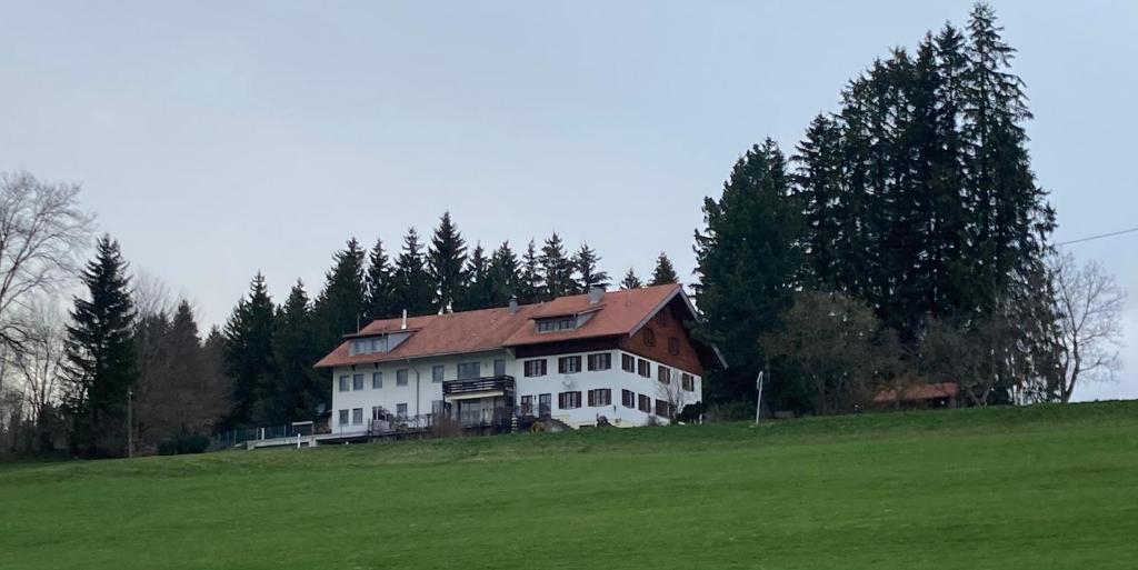 WeitnauGrüntenblick的田野上一座大白色房子