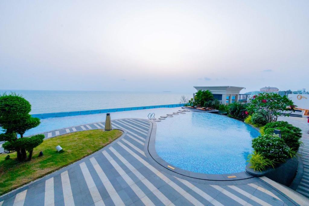 西哈努克Blue Bay International Resort Hotel的一座背景海洋的游泳池