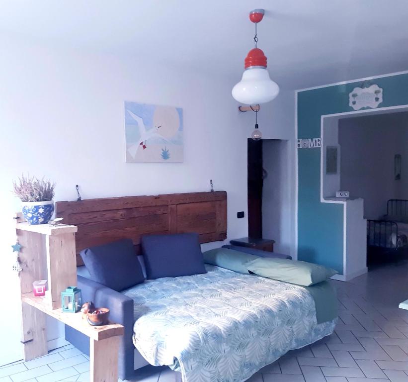 切尔诺比奥In Piazzetta - Cernobbio的一间卧室配有一张床、一张桌子和一台电视。